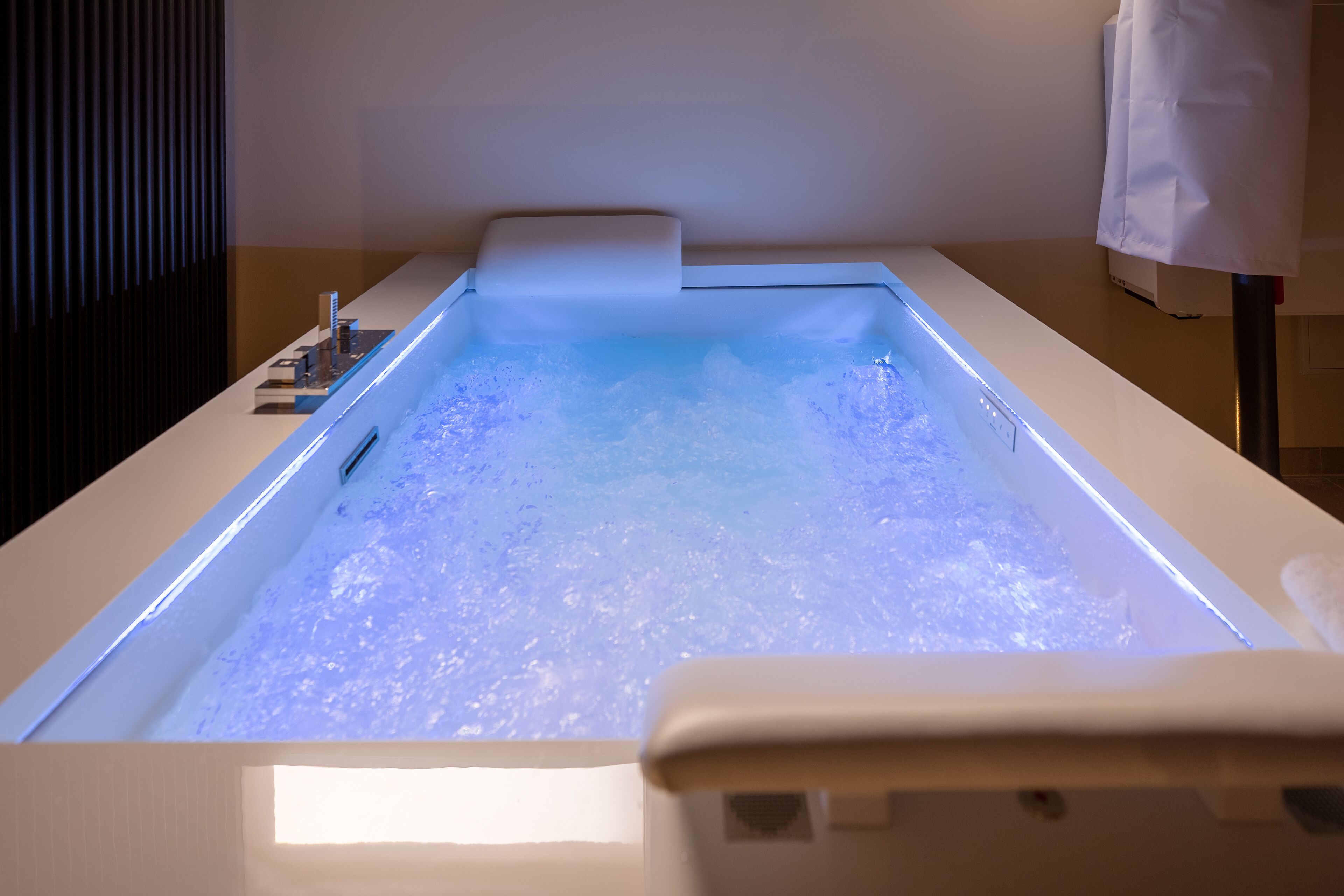 sauna, hot tub, body treatments, 1 treatment room, massages