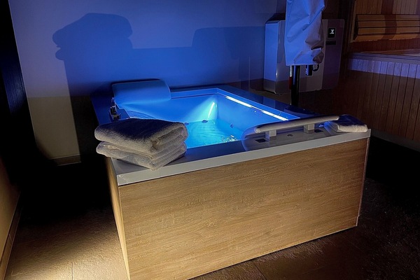 Un sauna, una bañera de hidromasaje, tratamientos corporales