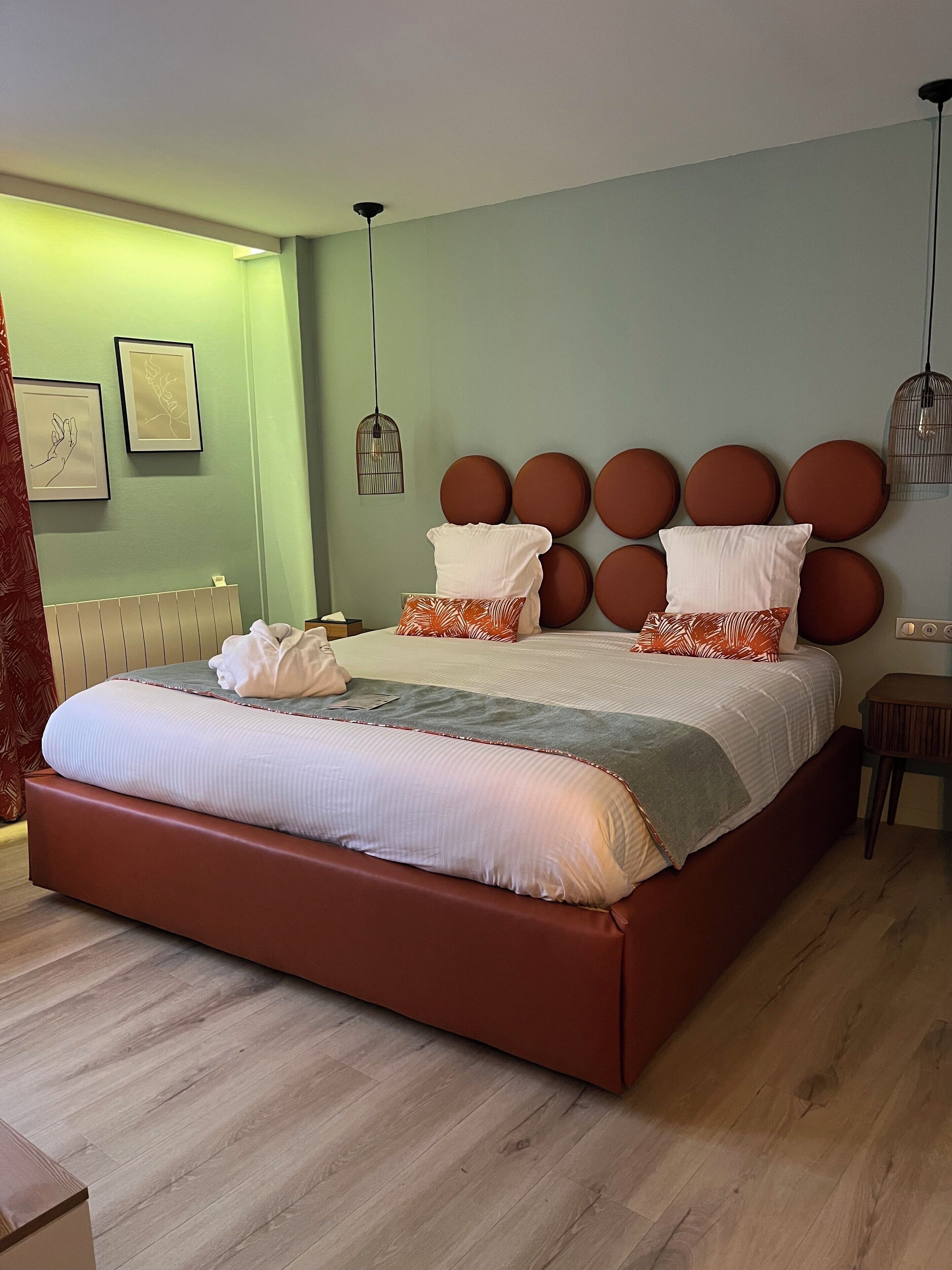 Svit (Divine) | Sängtillbehör av högsta kvalitet, skrivbord och mörkläggningsgardiner