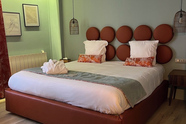 Suite (Divine) | Ropa de cama de alta calidad, escritorio y cortinas blackout