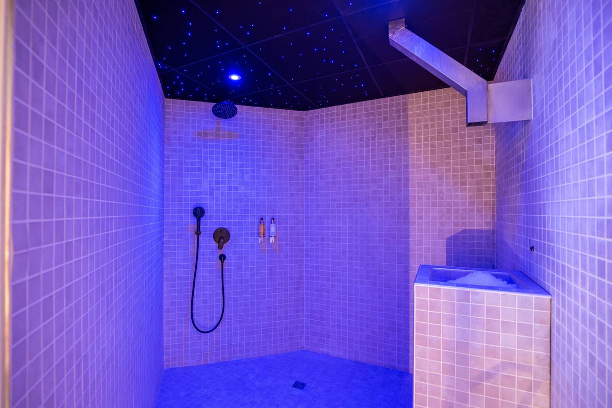 sauna, hot tub, body treatments, 1 treatment room, massages