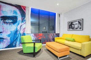 Ropa de cama de alta calidad y minibar 