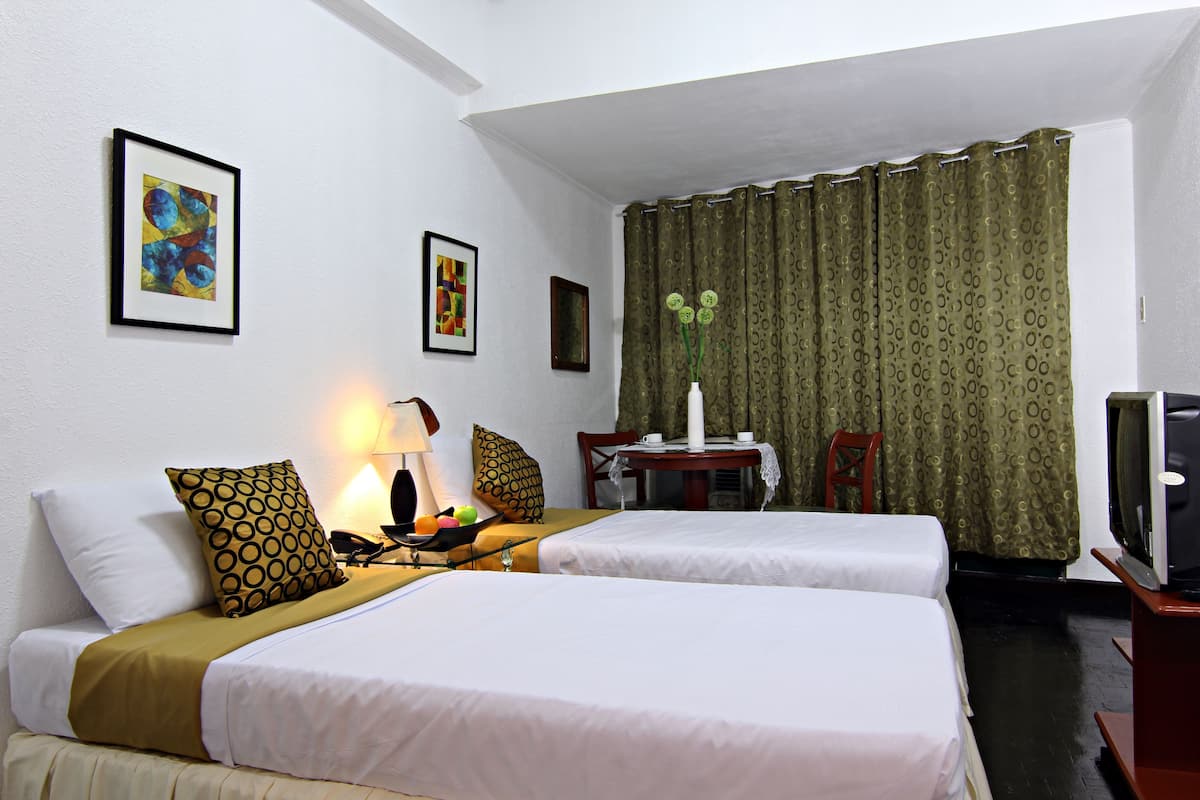 Studio | Premium bedding, desk, WiFi (surcharge)