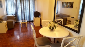 Suite, 1 Schlafzimmer | Wohnbereich | Fernseher