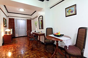 Suite, 1 Schlafzimmer | Essbereich im Zimmer