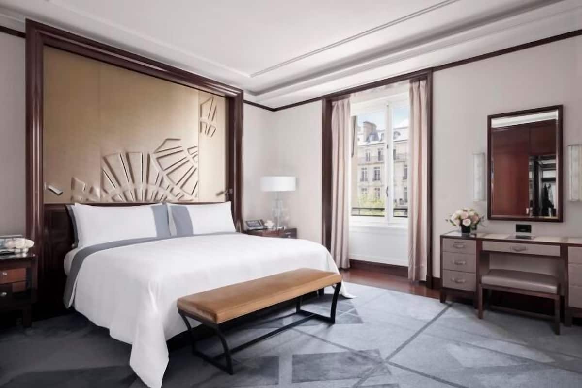 Egyptian cotton sheets, premium bedding, minibar, in-room safe