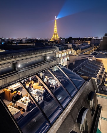 4 restaurantes; se sirve desayuno, almuerzo y cena; cocina francesa