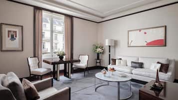 Suite – grand (Premier) | Oppholdsområde | Plasma-TV, DVD-spiller, iPod-dokkingstasjon og premierefilmer