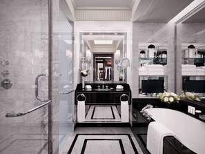 Separate tub and shower, rainfall showerhead, designer toiletries - The Peninsula Paris (Paris)