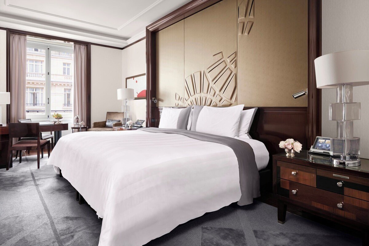 Egyptian cotton sheets, premium bedding, minibar, in-room safe