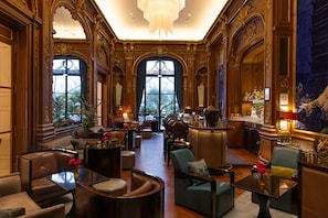 2 Bars/Lounges