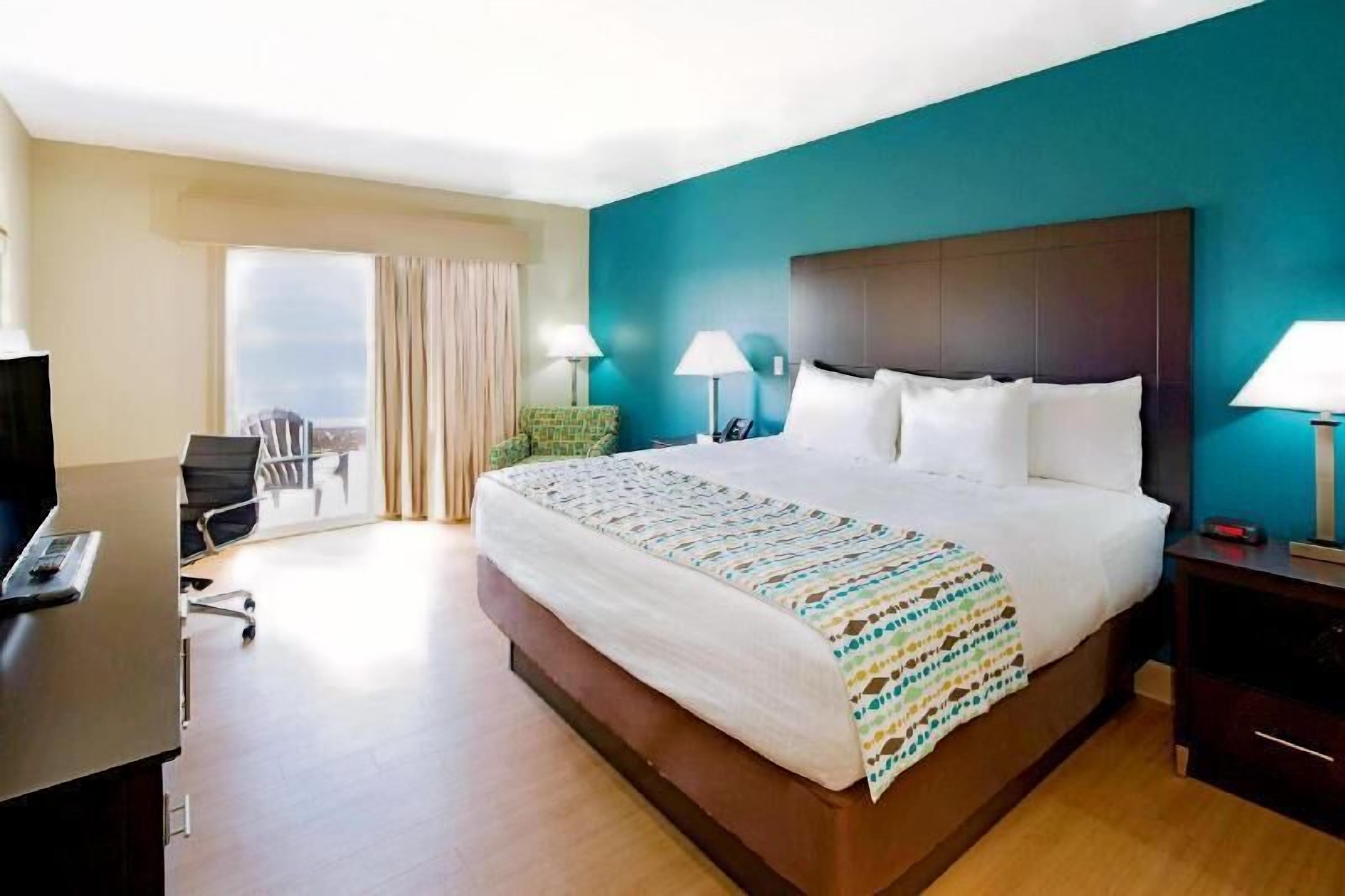 Premium bedding, in-room safe, desk, iron/ironing board