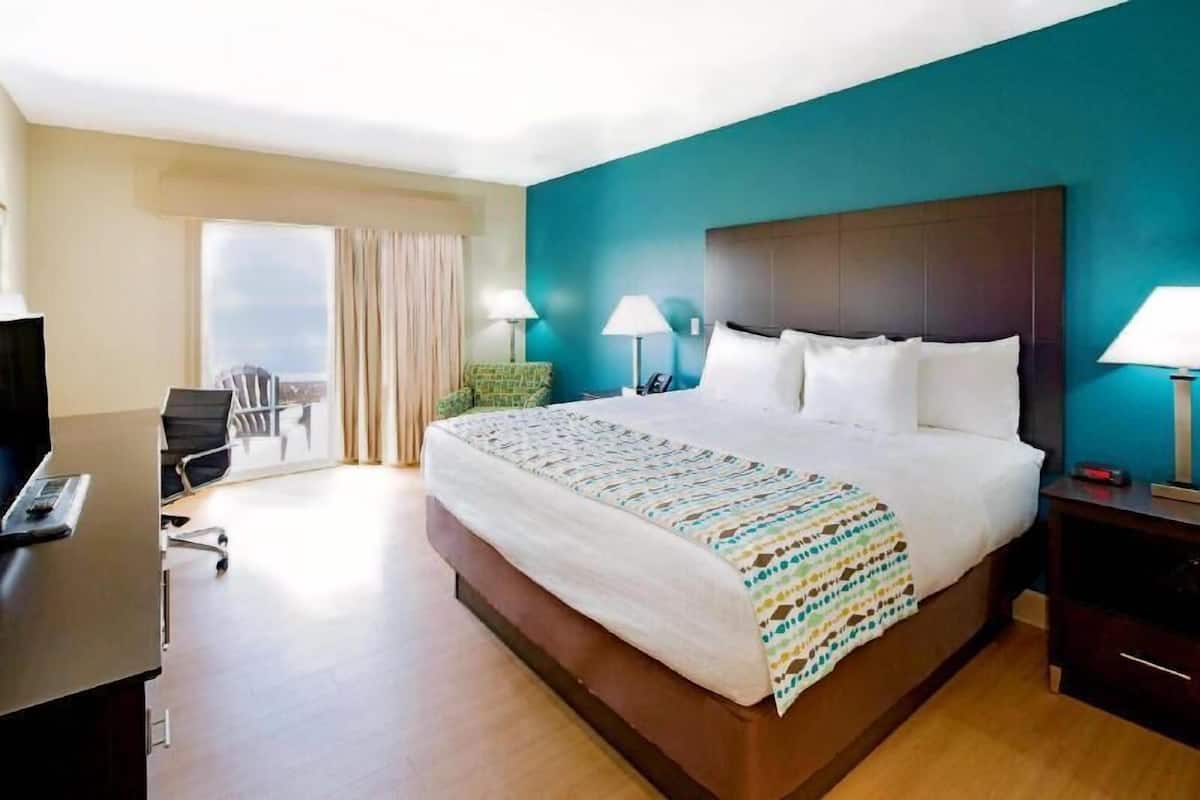 高档床上用品、客房内保险箱、办公桌、熨斗/熨衣板