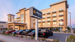 Een hotel met een bord waarop 'La Quinta by Wyndham' staat en meerdere balkons.