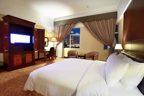 行政套房, 1 张特大床, 无烟房, 城市景观 | 迷你吧、客房内保险箱、办公桌、笔记本电脑工作区