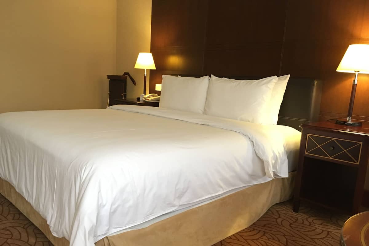 Suíte superior, 1 cama King, para não fumantes, vista para a cidade | Frigobar, cofres nos quartos, escrivaninha
