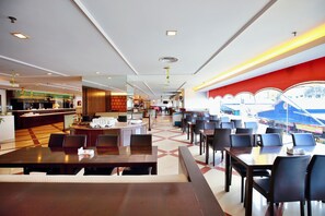 每日供应自助式早餐（每人 MYR 30）