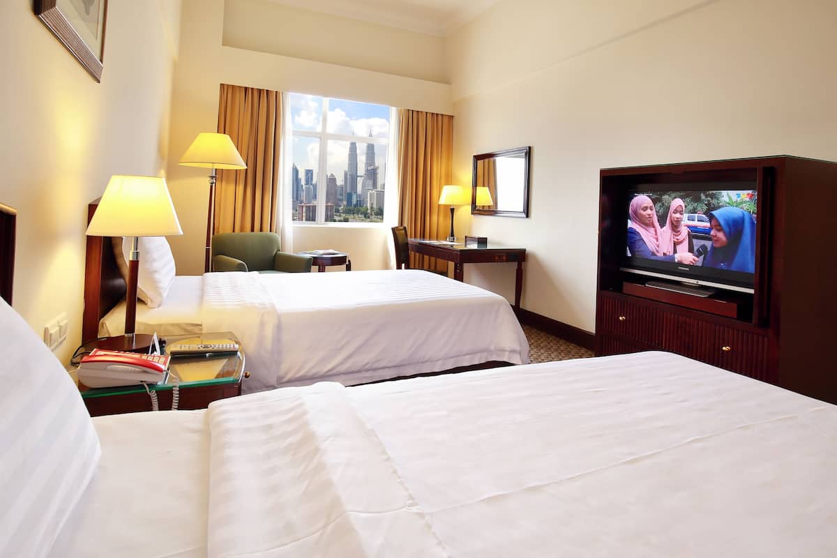 Quarto luxo, 2 camas de solteiro, para não fumantes, vista para a cidade | Frigobar, cofres nos quartos, escrivaninha