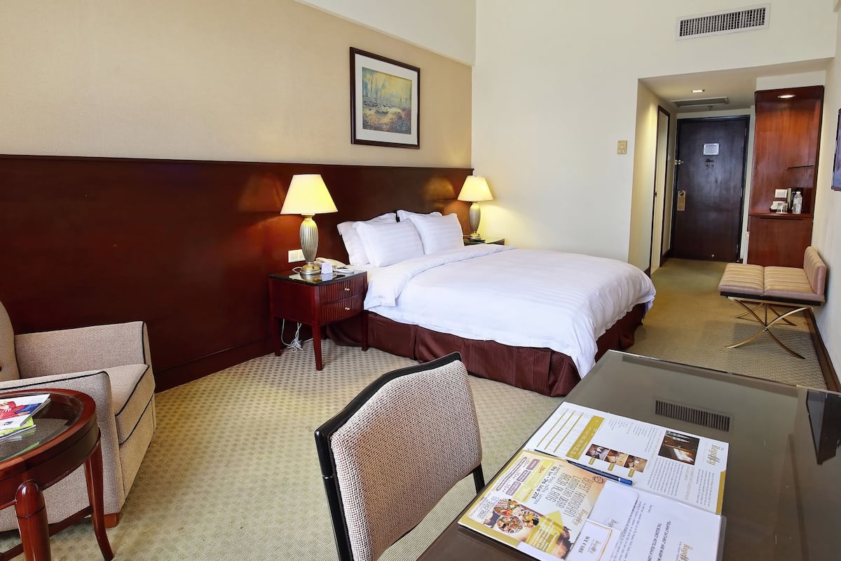 Quarto superior, 1 cama King, para não fumantes, vista para a cidade | Frigobar, cofres nos quartos, escrivaninha