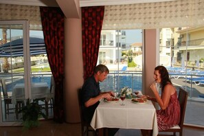 Se sirven desayunos y almuerzos, restaurante con mesas al aire libre