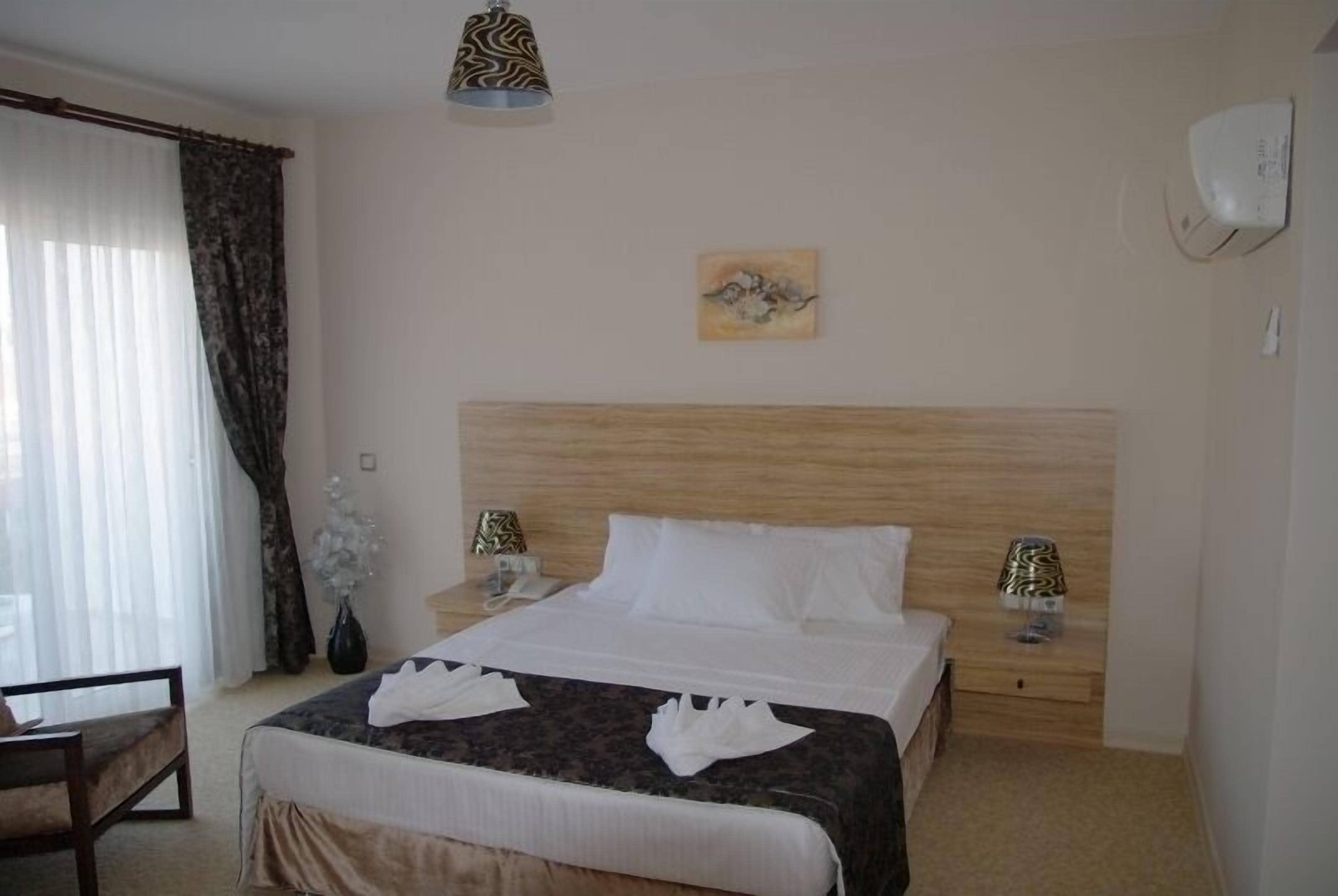 Minibar, Zimmersafe, Schreibtisch, laptopgeeigneter Arbeitsplatz