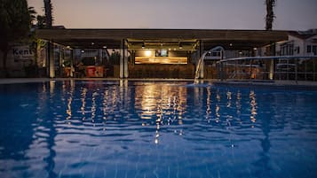 Hồ bơi ngoài trời, ghế dài tắm nắng