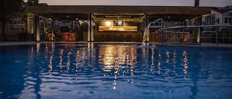 Kolam renang outdoor, dengan kursi berjemur