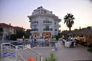 Se sirven desayunos y cocina internacional (con mesas al aire libre) 