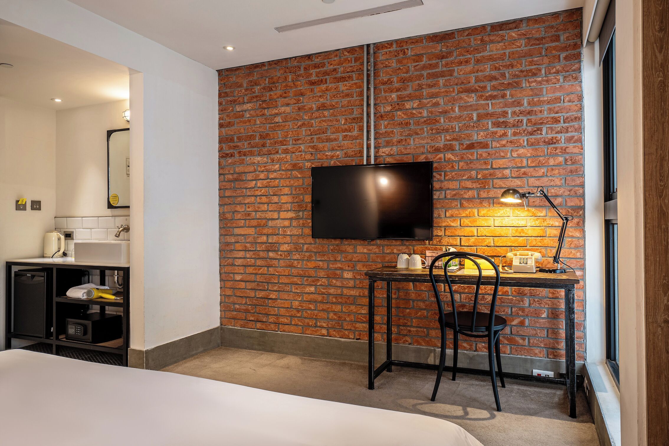 classic double room | 1 bedroom, desk, laptop workspace, free wifi