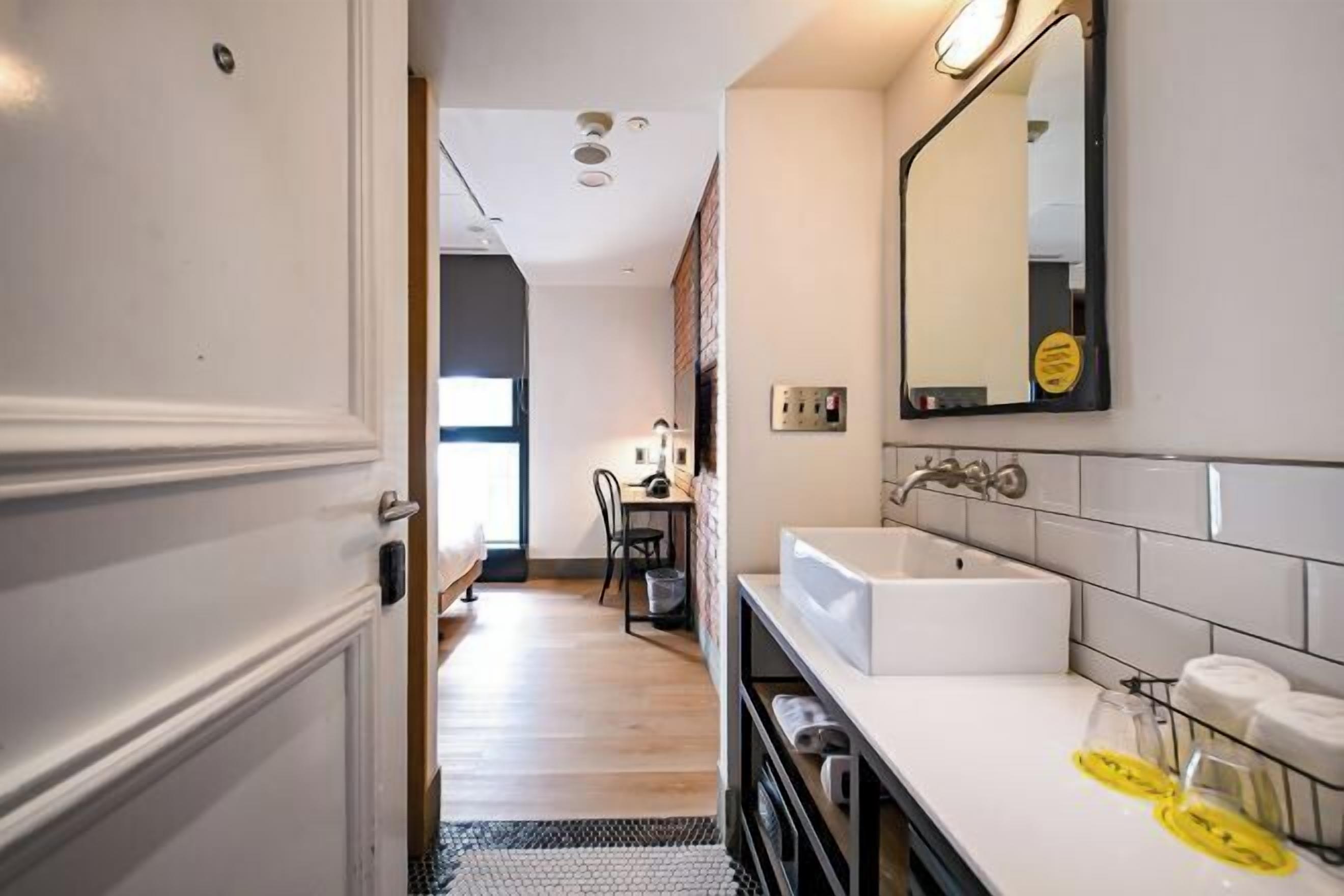 办公桌、笔记本电脑工作区、免费 WiFi、床单