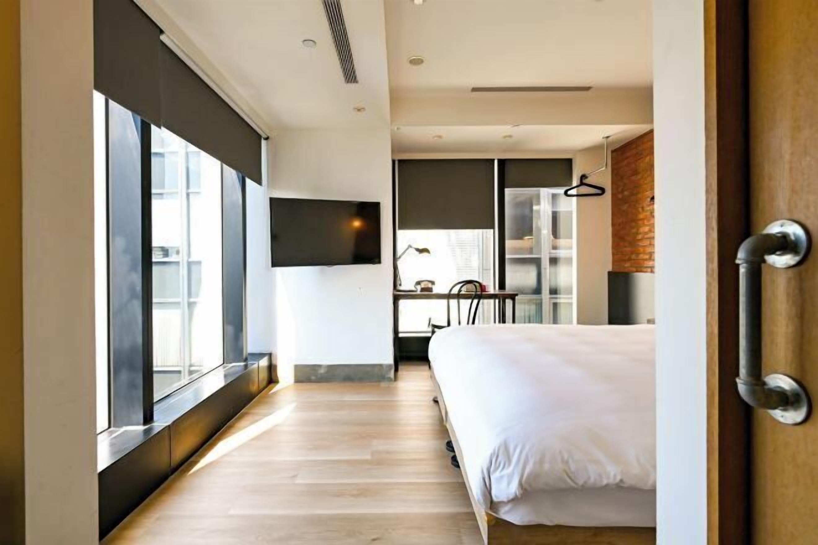 办公桌、笔记本电脑工作区、免费 WiFi、床单