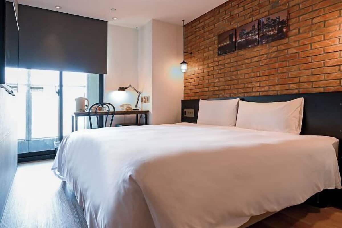 Desk, laptop workspace, free WiFi, bed sheets