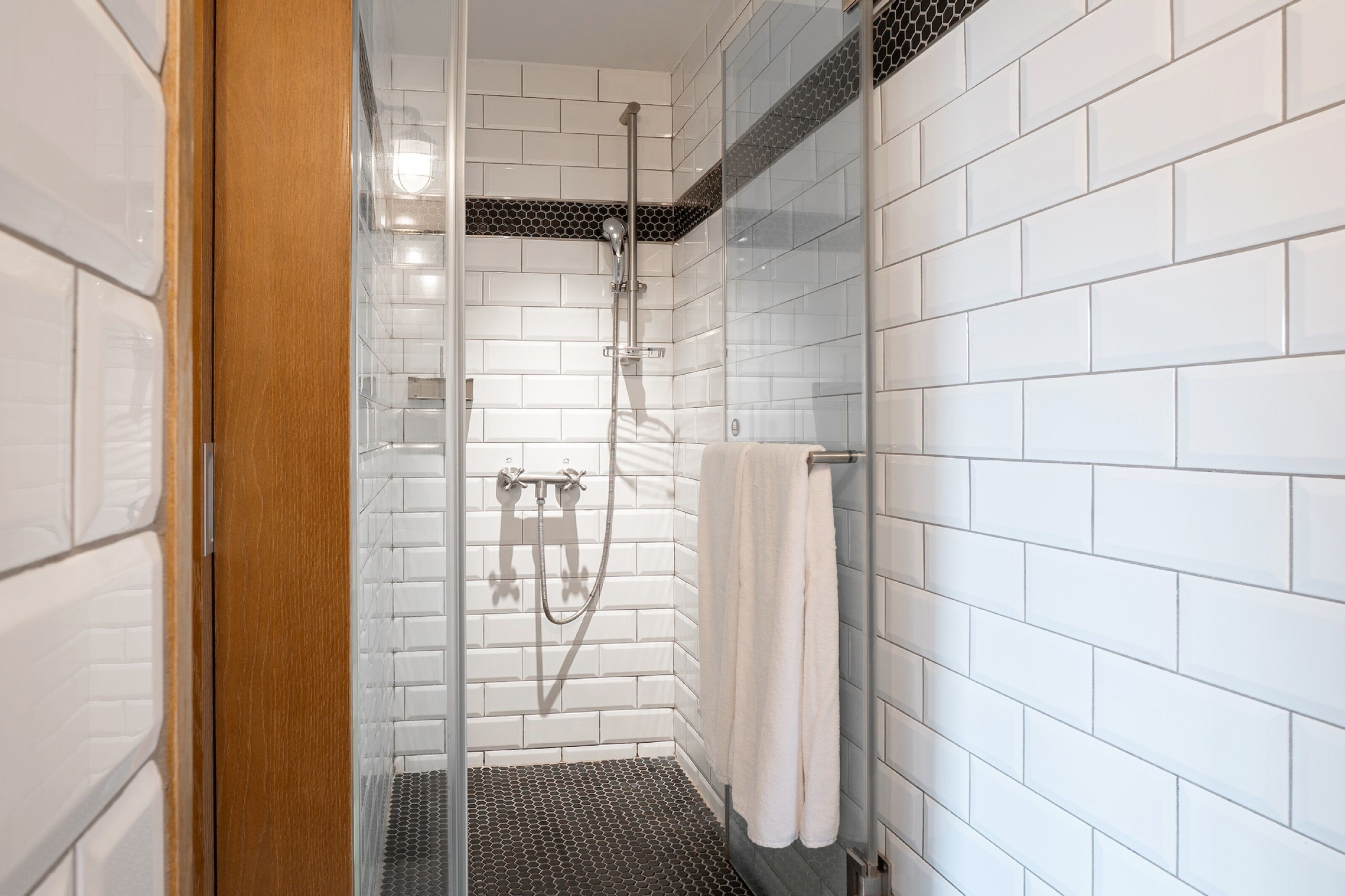 standard twin room | bathroom shower
