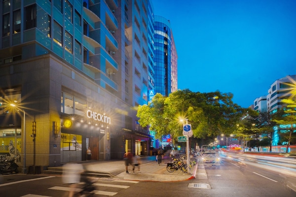 Bagian depan properti - sore/malam