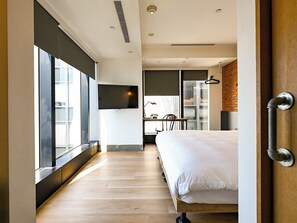 Escritorio, espacio para trabajar con laptop y wifi gratis 