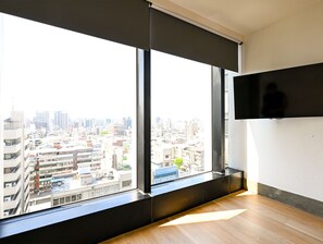 Dobbeltrom – superior | Skrivebord, skrivebord for bærbar PC, wi-fi (inkludert) og sengetøy