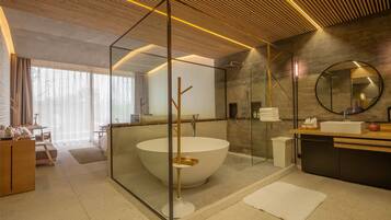 Garden View Deluxe Room | Deep soaking bathtub