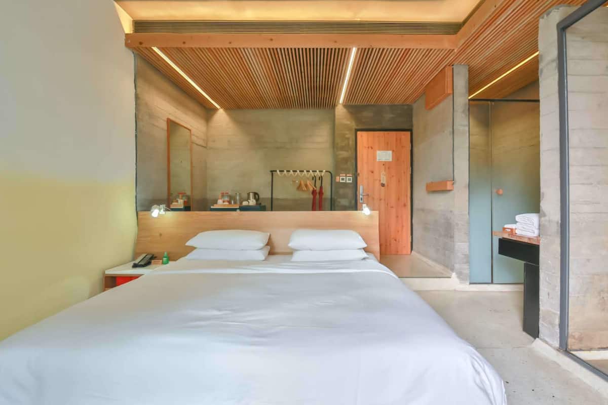 Kamar Standar, 1 Tempat Tidur King, pemandangan kebun | Selimut bulu angsa, minibar gratis, brankas, dan meja kerja