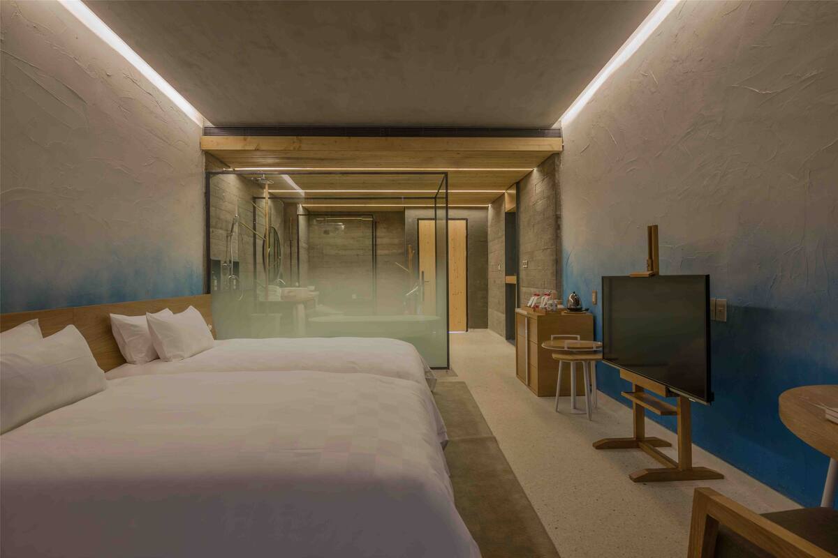 Kamar Deluks, pemandangan kebun | Selimut bulu angsa, minibar gratis, brankas, dan meja kerja