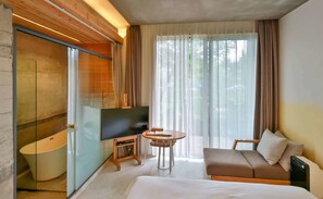 Standardzimmer, 1 King-Bett, Gartenblick | Badezimmer | Badewanne und Dusche (separat), Komfortbadewanne