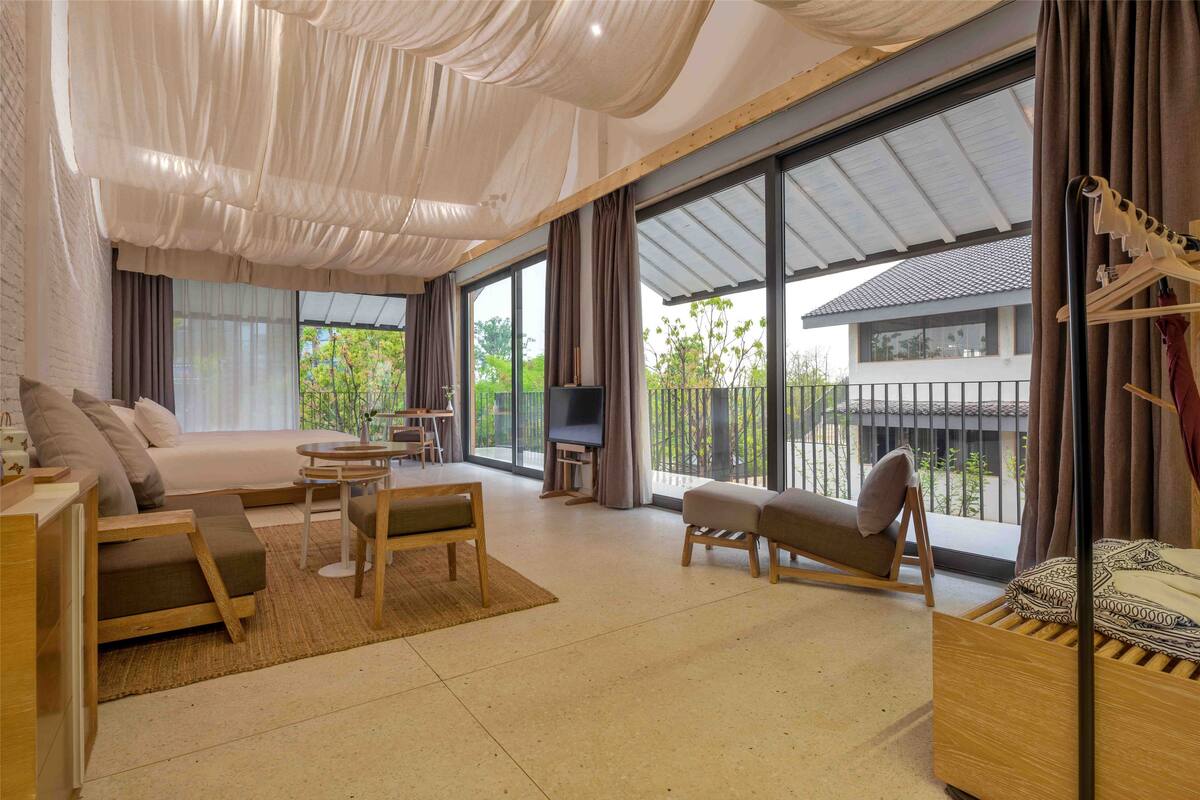 Suite Standar, pemandangan kebun | Area keluarga | Televisi LED 50-inci dengan saluran TV satelit dan TV