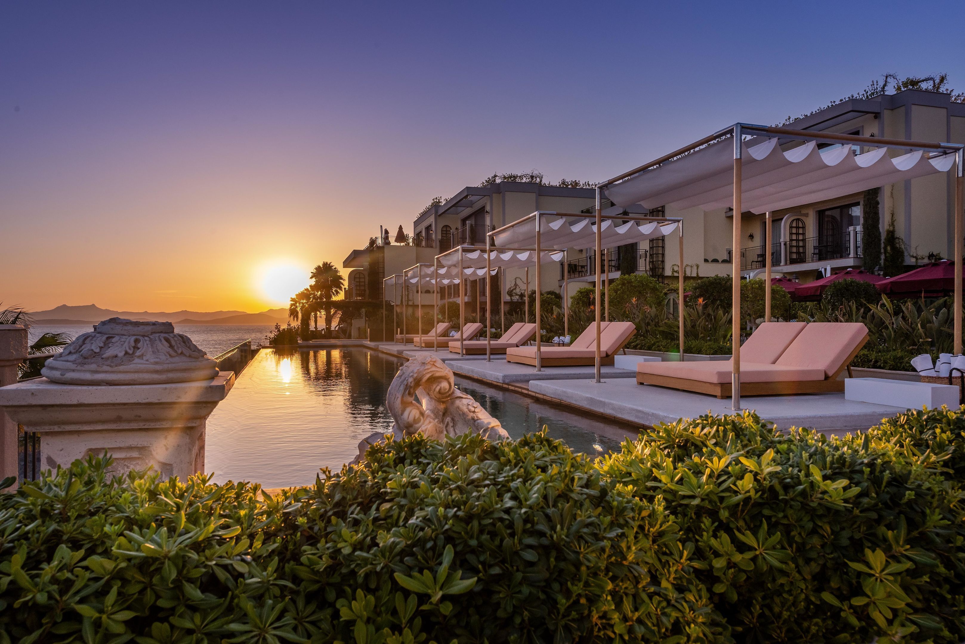 Outdoor pool, free pool cabanas, pool umbrellas
