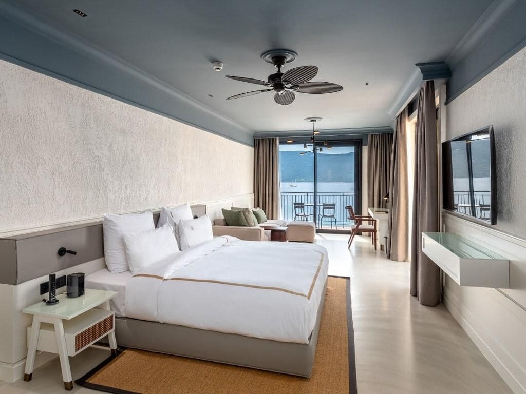 Egyptian cotton sheets, premium bedding, down duvets, minibar