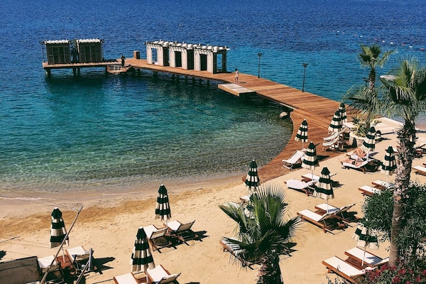 Playa privada, traslado desde/hacia la playa gratis, camas de playa