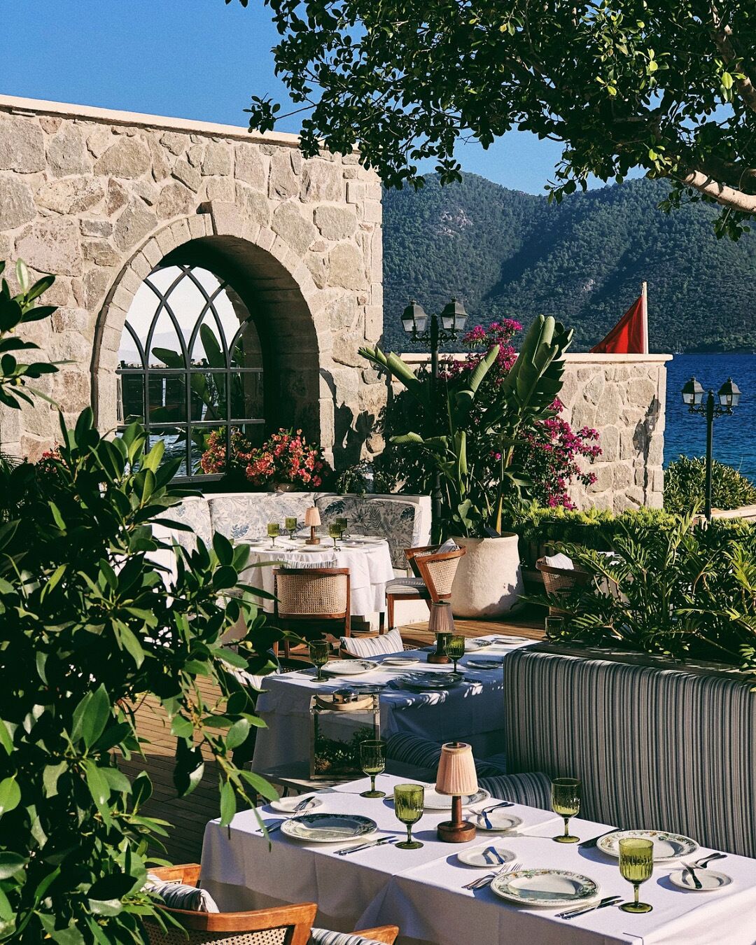 3 restaurants, breakfast, lunch, dinner served; international cuisine 