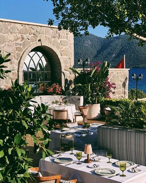 3 间餐厅，供应早餐、午餐和晚餐，国际美食