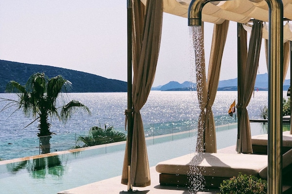 Kolam renang terbuka, kabana percuma, payung kolam