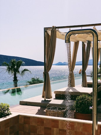 Outdoor pool, free pool cabanas, pool umbrellas. Casa Nonna Bodrum - Adult Only
