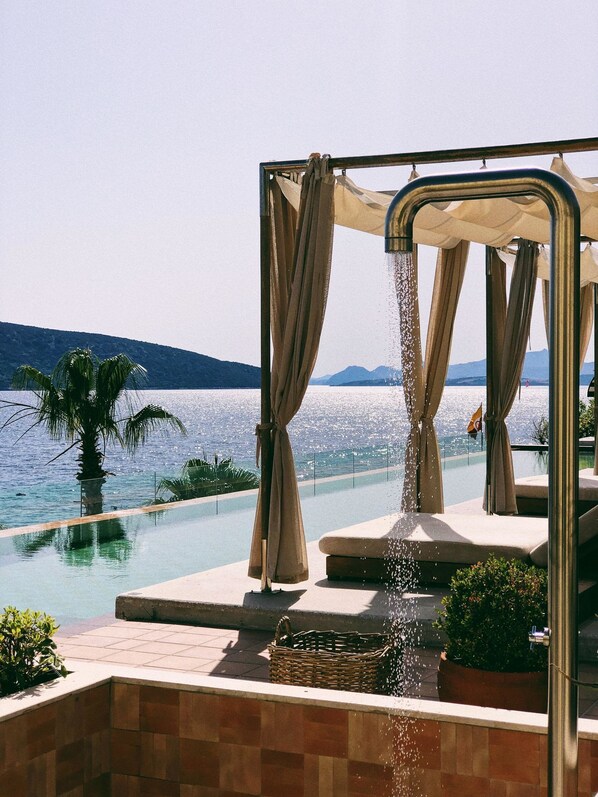 Outdoor pool, free cabanas, pool umbrellas