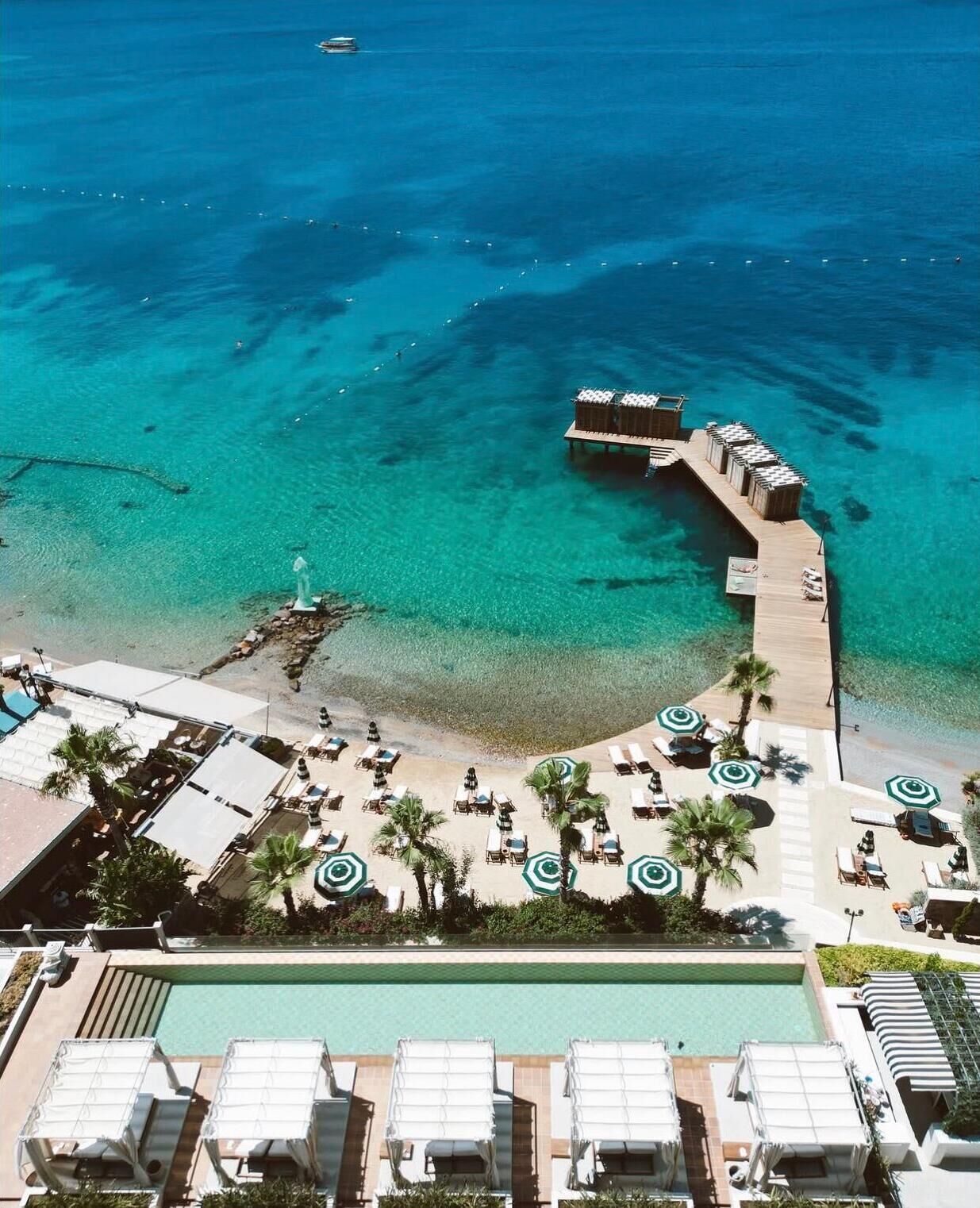 Outdoor pool, free cabanas, pool umbrellas